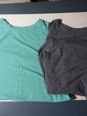 2 Women's sleeveless tank tops, Size 2XL